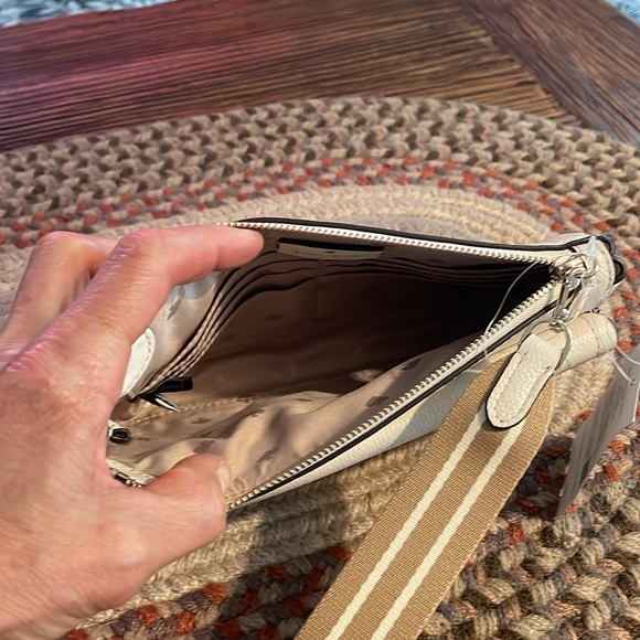 Kate Spade wristlet. NWT cream leather - Picture 2 of 11